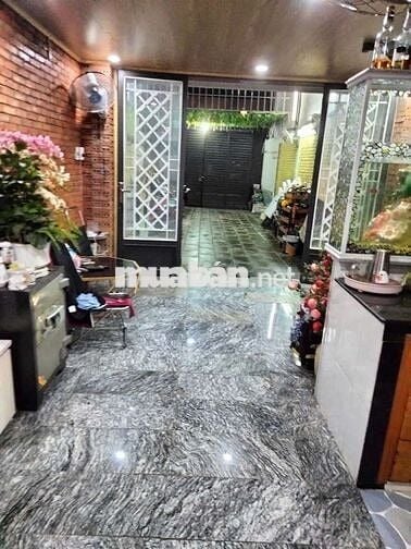 Nhà thuê sân xe hơi gần sân vận động Đông hoà Dĩ An