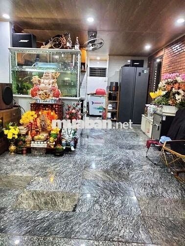 Nhà thuê sân xe hơi gần sân vận động Đông hoà Dĩ An