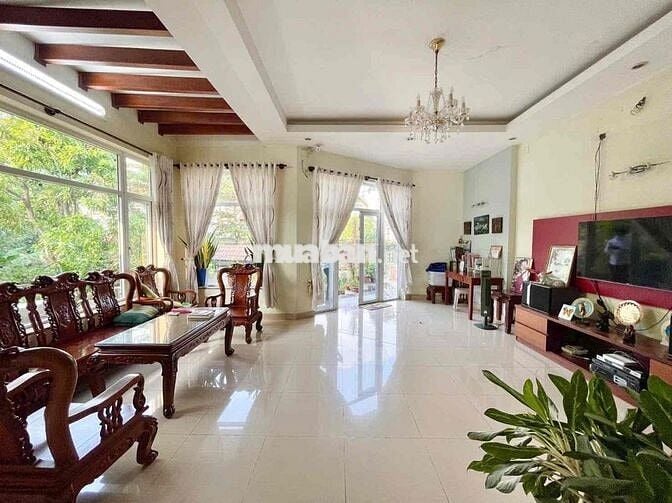 BIỆT THỰ BÊN SÔNG CÓ  HẦM RƯỢU, PHÒNG KARAOKE, SÂN VƯỜN, GARA Ô TÔ