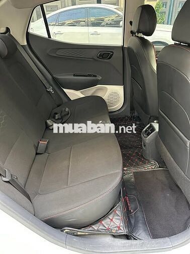 Hyundai i10 đời 2022 số sàn màu trắng sedan