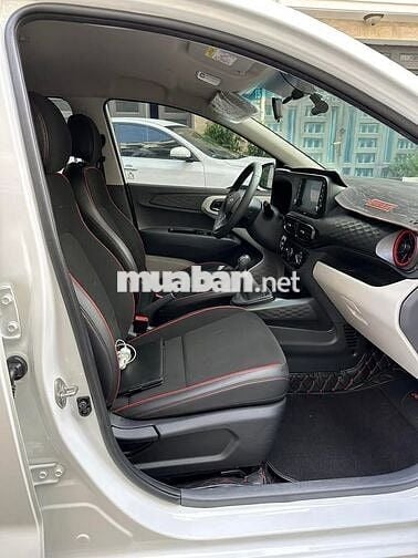 Hyundai i10 đời 2022 số sàn màu trắng sedan