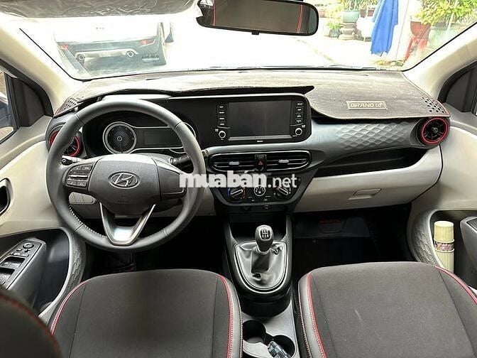 Hyundai i10 đời 2022 số sàn màu trắng sedan