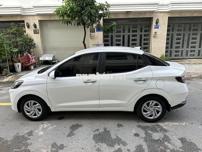 Hyundai i10 đời 2022 số sàn màu trắng sedan