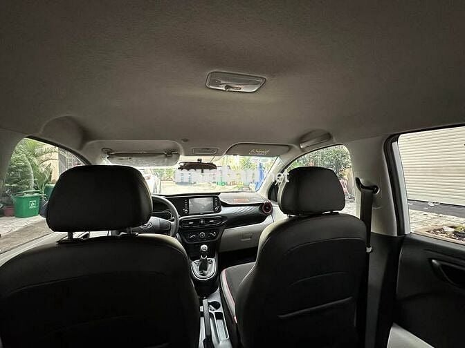 Hyundai i10 đời 2022 số sàn màu trắng sedan