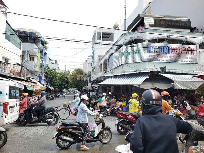 góc 2 mặt tiền 8,3x17m đường 15 Phường Tân kiểng Q7. cổng chính chợ Tâ