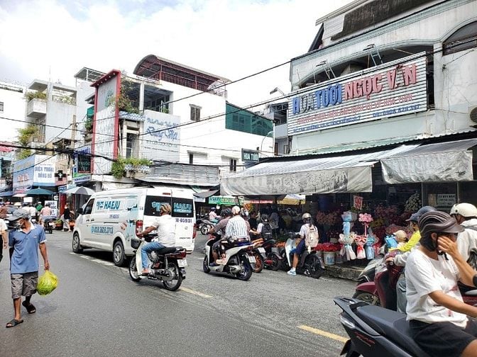 góc 2 mặt tiền 8,3x17m đường 15 Phường Tân kiểng Q7. cổng chính chợ Tâ