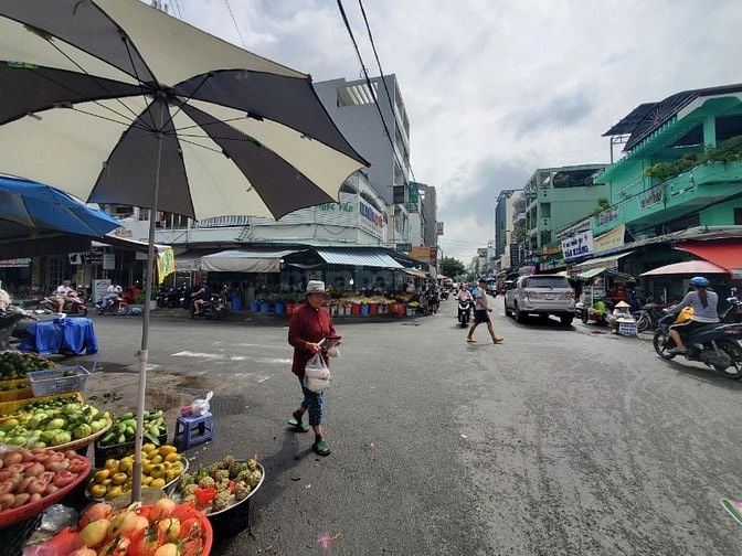 góc 2 mặt tiền 8,3x17m đường 15 Phường Tân kiểng Q7. cổng chính chợ Tâ