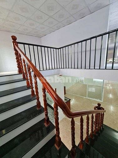 Cho thuê nhà 240 m2 Nguyễn Văn Linh kế bệnh viện đa khoa Cần Thơ