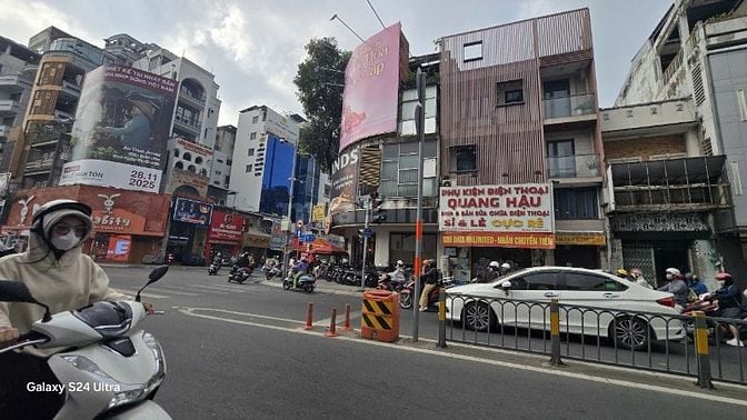 CHO THUÊ MẶT BẰNG VỊ TRÍ ĐẸP GẦN GÓC NGÃ TƯ ĐƯỜNG HAI BÀ TRƯNG, QUẬN 3