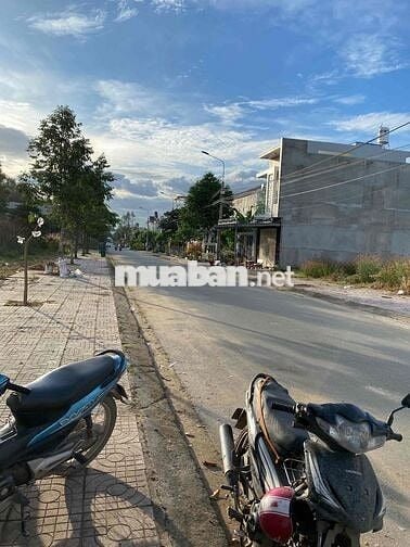 CẦN NHƯỢNG LẠI XƯỞNG SẮT NHỎ CẢ MÁY MÓC