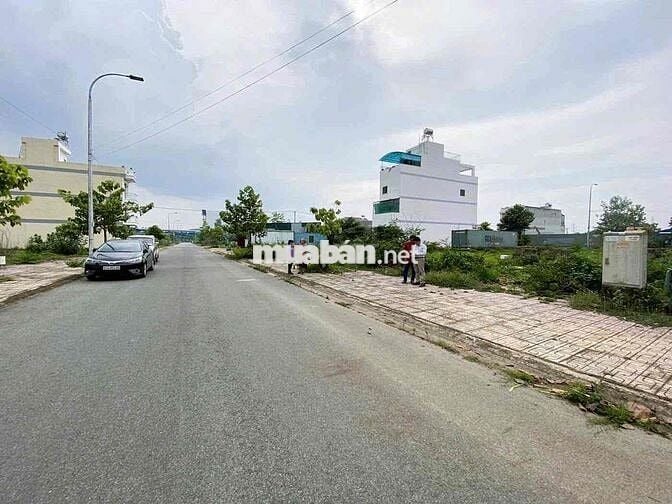 Chính chủ gửi bán lô đất 100m2 trung tâm TT Bến Lức, LA - chỉ 800Tr