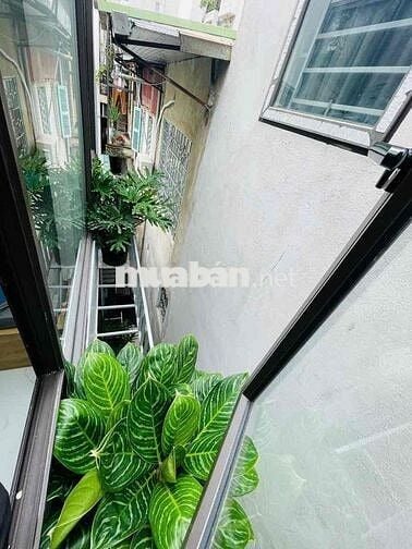 HƠN 5 TỶ HỘ KHẨU PHỐ VIP KIM MÃ - 25M RA Ô TÔ TRÁNH - 2 THOÁNG