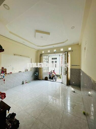 Cần bán căn nhà 1 trệt 1 lầu 2PN 2WC. Giá còn thương lượng