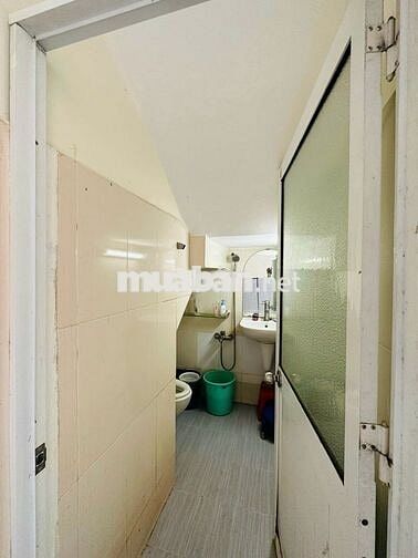 Cần bán căn nhà 1 trệt 1 lầu 2PN 2WC. Giá còn thương lượng