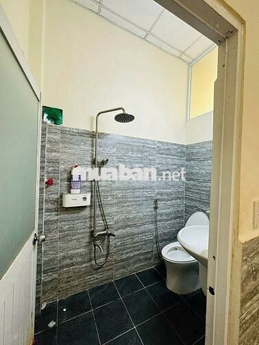 Cần bán căn nhà 1 trệt 1 lầu 2PN 2WC. Giá còn thương lượng