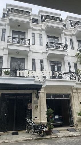 Bán nhà phố , 4 PN, phòng Bếp, phòng khách, , sân thượng trước sau