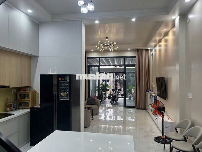 Nhà phố xinh DT 5x23, 2 lầu, mặt tiền kinh doanh,gần ngã 5 Chợ Đầu Mối