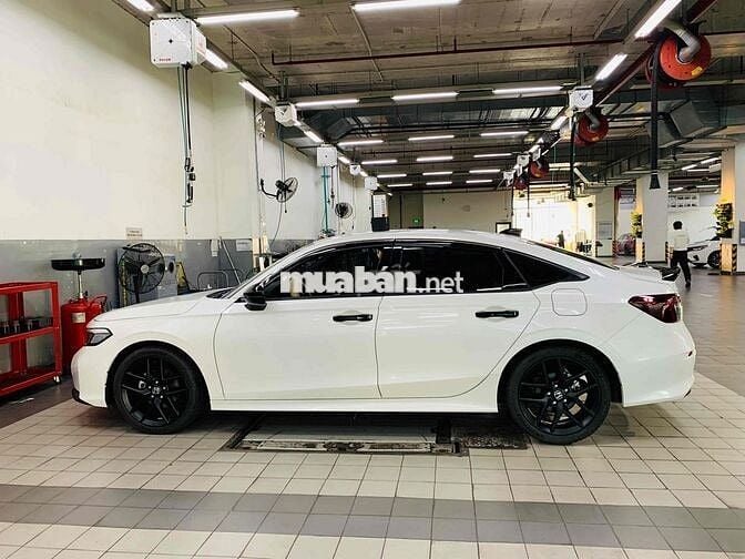 Honda Civic RS 2024 - 10.000km Siêu Đẹp Hãng Bán