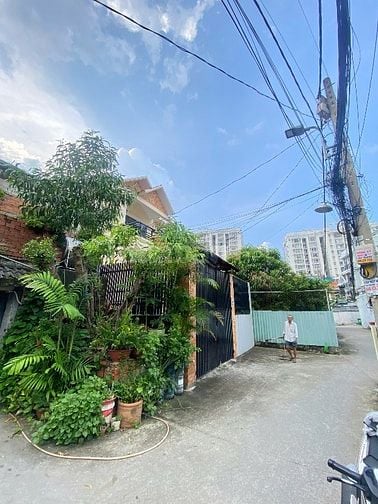 Bán nhà 2 tầng sân vườn ngay đường số 4. DT 136.9m2 ngang 7m, SHR.