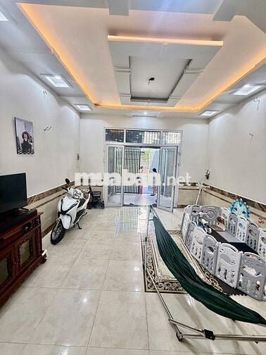 CHỦ KẸT TIỀN CẦN BÁN GẤP NHÀ DIỆN TÍCH HIẾM 3 TẦNG 5x15 TCH QUẬN 12