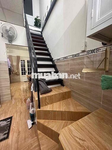 Cho thuê nhà nguyên căn Quận 4, diện tích 32m2, Đường Bến Vân Đồn.