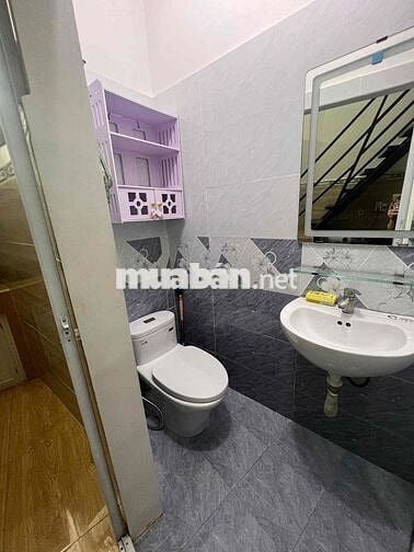 Cho thuê nhà nguyên căn Quận 4, diện tích 32m2, Đường Bến Vân Đồn.