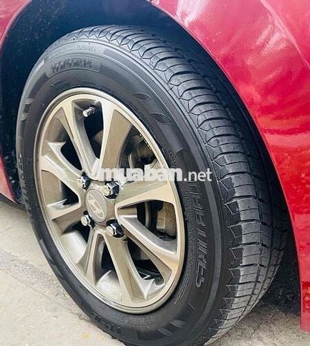 Hyundai i10 Bản đủ Đỏ