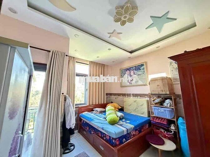 bán nhà 2 mặt tiền đường lớn không dãy phân cách