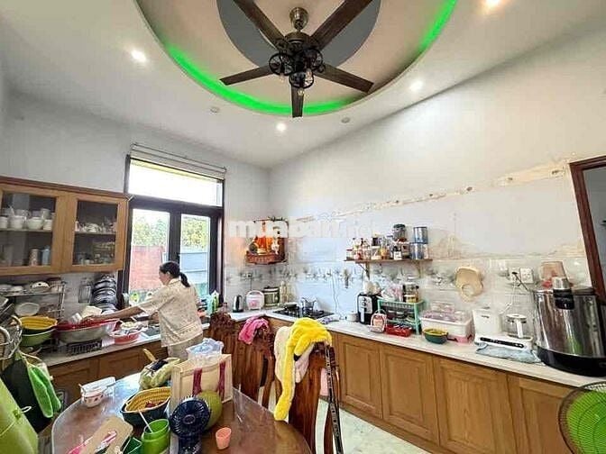 bán nhà 2 mặt tiền đường lớn không dãy phân cách