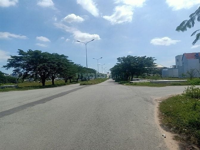 3916m2 đất giáo dục 4 mặt tiền KDC đường số 8, trung tâm Bến Lức