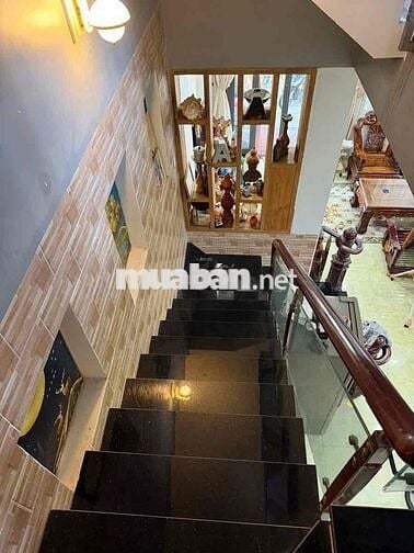 bán nhà 2 mặt tiền đường lớn không dãy phân cách