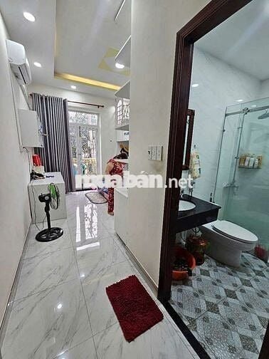 Cho thuê nhà mặt tiền gần siêu thị Go,có sẵn nội thất