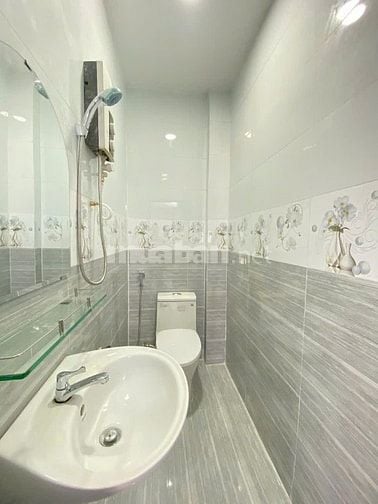 Chính chủ bán nhà hẻm 717 Trần Phú, P.4, Q.5, nhà mới đẹp ở liền