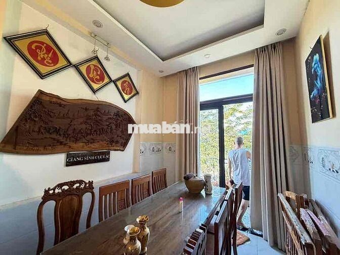 bán nhà 2 mặt tiền đường lớn không dãy phân cách