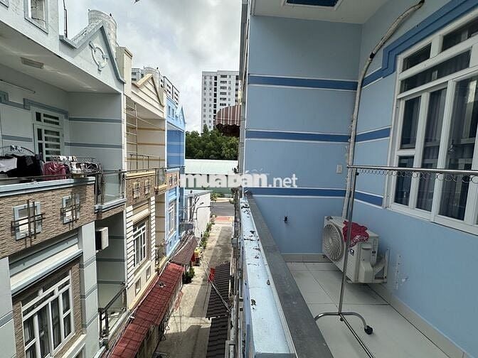 NHÀ 3 TẦNG, 4PN, CÁCH 2 CĂN RA MT ĐƯỜNG, CAO RÁO KHÔNG NGẬP NƯỚC