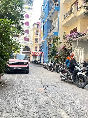 Bán Toà 8 Tầng Thang Máy Vip Plo Nguyên Hồng Dt88m MT8,8m đg hè oto .