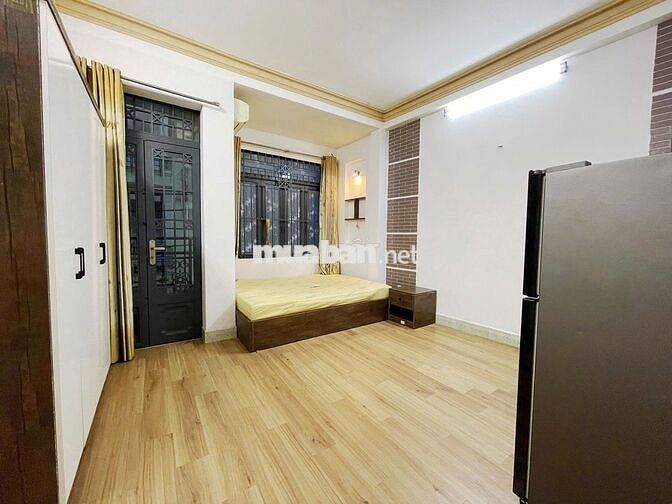 Ban công cửa sổ lớn mới trung tâm PN, BTh, Q1.Chính chủ 6tr5/tháng