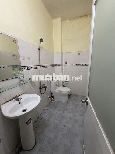 Cho Nữ Thuê phòng có đầy đủ máy lạnh,tủ,toilet.