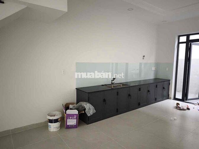 nhà mới xây dựng, 4 phòng ngủ đầu khu dân cư Lê Thành