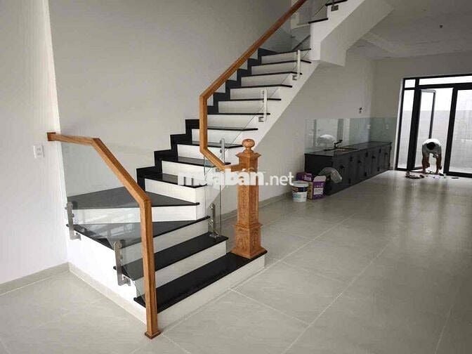 nhà mới xây dựng, 4 phòng ngủ đầu khu dân cư Lê Thành