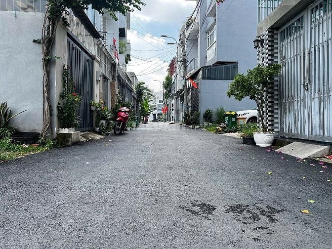 Bán nhà 1 trệt 1 lửng ngay đường 12 Trường Thọ. DT 53.8m2, nở hậu. SHR