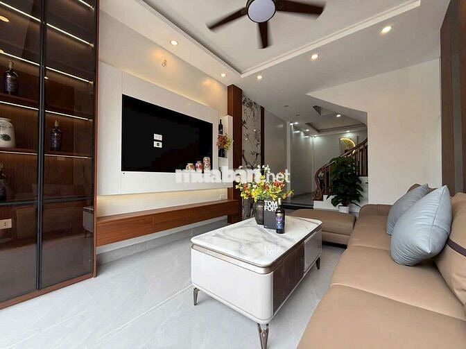 BÁN NHÀ HOÀNG QUỐC VIỆT, MẶT ĐƯỜNG Ô TÔ ĐỖ CỬA. CỰC THOÁNG. HƠN 7 TỶ