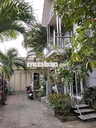 Bán nhà 240m2 cách biển 650m có nhà sẵn