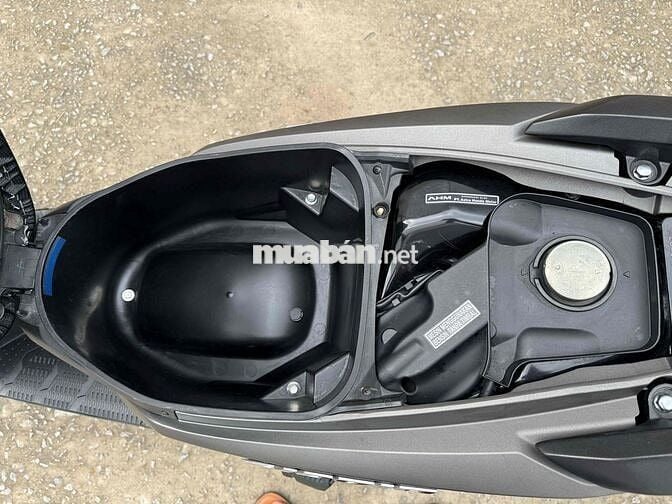 Vario 150 2016 mẫu cũ màu vàng cát.