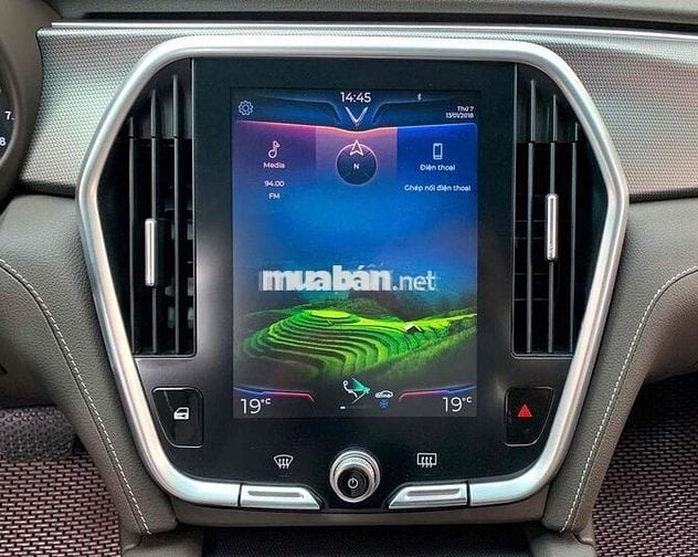 VinFast Lux A2.0 Turbo Đen Sedan 5 chỗ