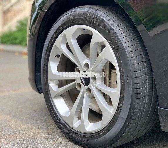 VinFast Lux A2.0 Turbo Đen Sedan 5 chỗ