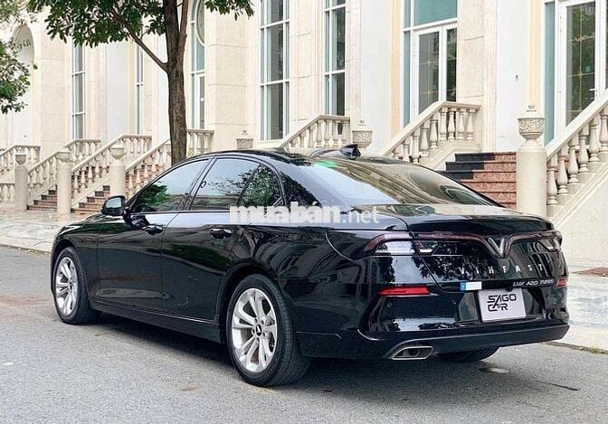 VinFast Lux A2.0 Turbo Đen Sedan 5 chỗ