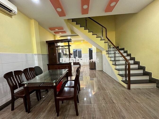 Cho thuê căn biệt thự liền kế vườn 150m2 tại The Oasis KDC Việt Sing