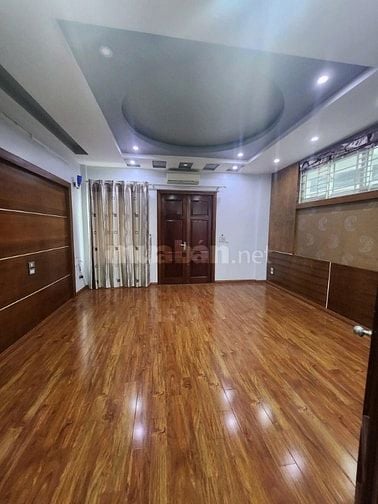 Cho thuê nhà ô tô-kể Lạc Long Quân, 55m2, 5 tầng, 5 ngủ, 28tr