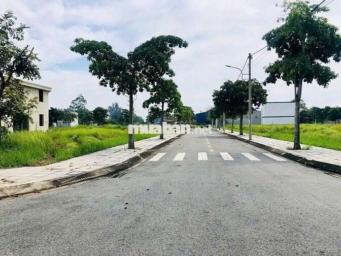 Đất thổ cư mặt tiền đường 824 kdc đông đúc, sổ hồng riêng